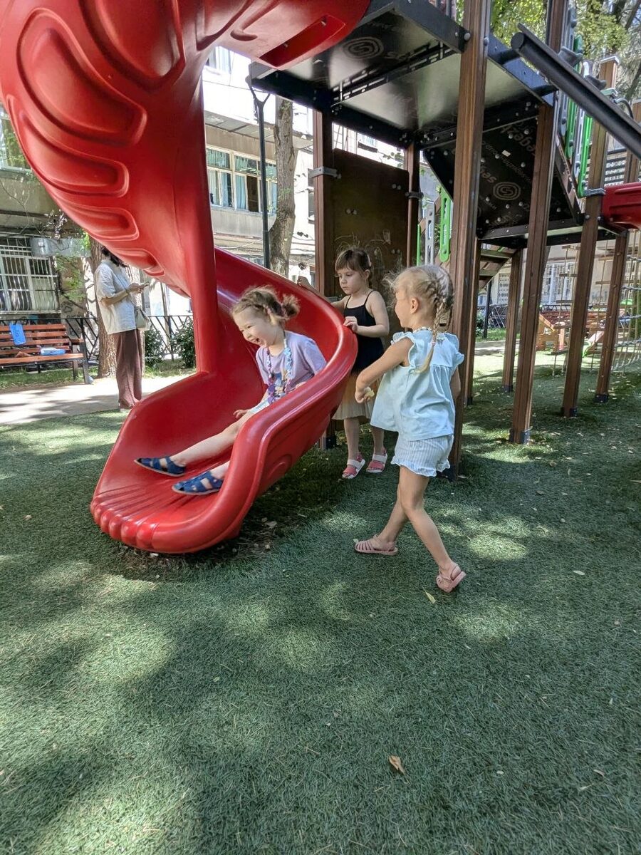 ბავშვი სრიალაზე ეშვება Kids Space-ის სათამაშო მოედანზე